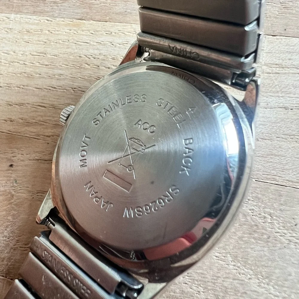 Ladies mother of pearl dial stainless steel bracelet watch NEW BATTERY